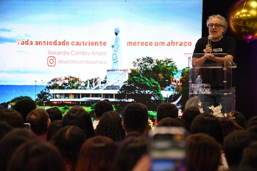 “A ansiedade é filha da vida que a gente leva no Brasil”, diz Alexandre Coimbra em congresso de Psicologia da Unileão